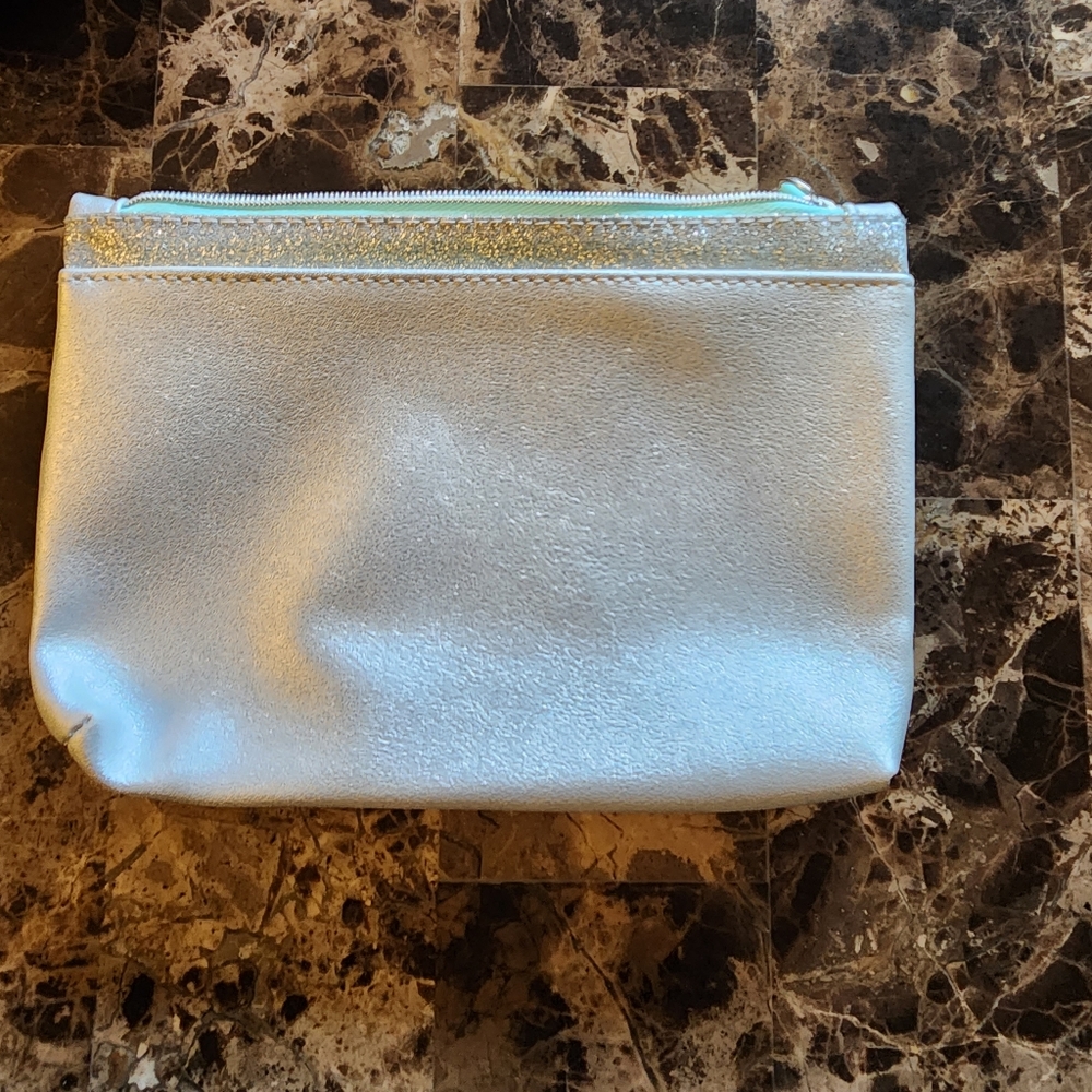 8 Makeup bags